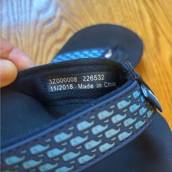 Vineyard Vines Kids Whale Flip Flops - Blue and Black- Size 12 - Picture 3 of 5